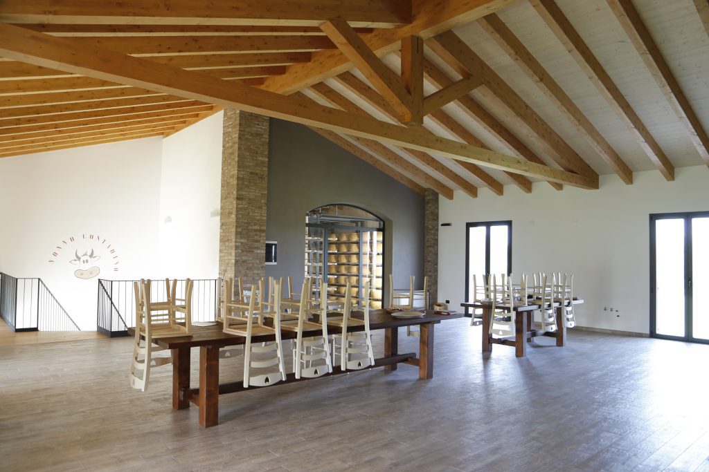 Ambiente conviviale in edificio agricolo.