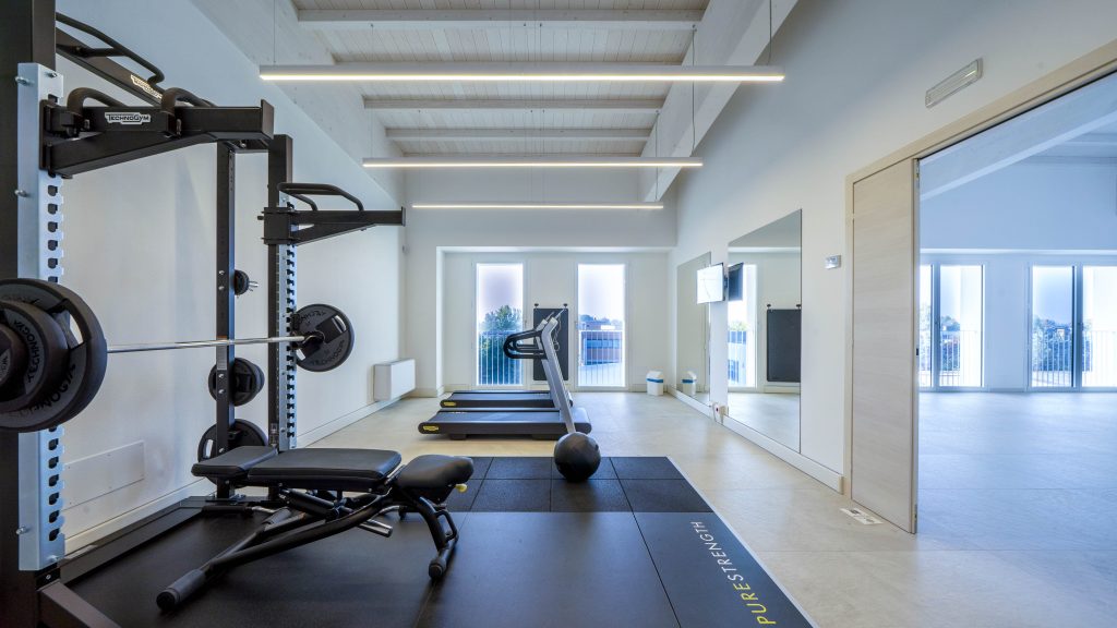 Palestra all'interno di edificio con uffici direzionali.