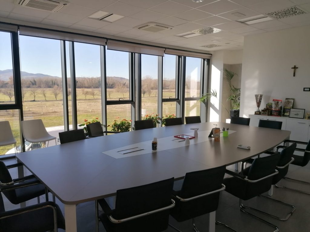 Sala riunioni con vetrate in ambiente direzionale.