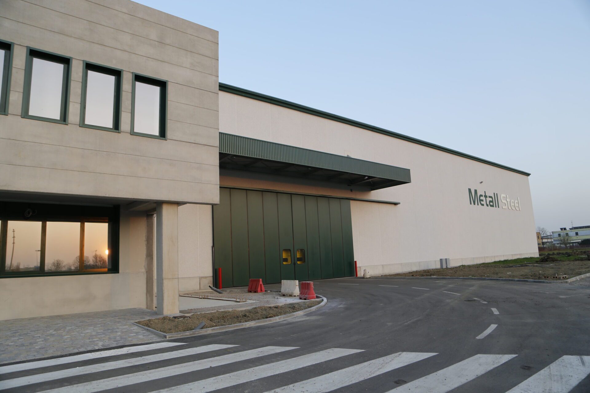 Capannone industriale con logo Metall Steel.